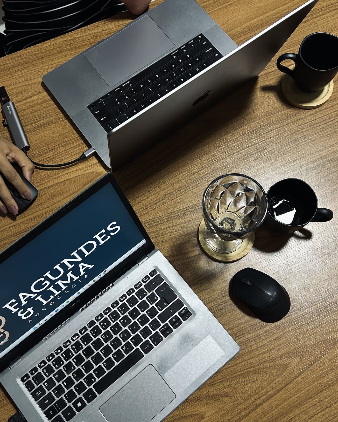 Mesa de trabalho do escritório, com a marca na tela do notebook